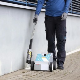 Opstribning af parkeringsplads med Ampere Traffic Paint og Perfekt Striper vogn